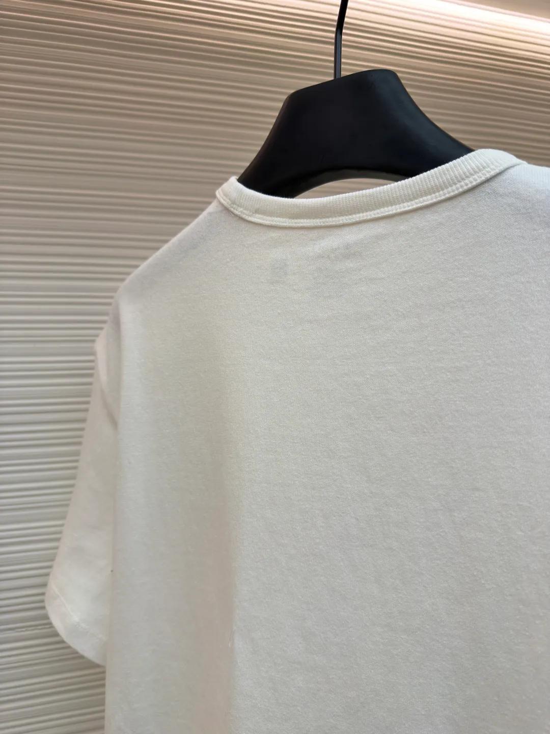 Ralph Lauren logo embroidered short sleeves ●Original version: Purchased and developed for 990 ●Item number: 1682485-X80 ●Material: linen soft plain fabric ●Technology: embroidery production ●Color: white ●Version: Fitted version ●Weight: about 270 grams ●Size: S-M-L-XL ●Description: Customized cotton and linen soft plain fabric, delicate touch, comfortable and close to the skin, with deep black as the main color Exquisite red pony logo is embellished throughout. It is highly recognizable. It brings an atmosphere of freedom and vitality. A symphony of pure and smart colors. It outlines a high-end outline with extreme simplicity and becomes the smart focus of the vision. It shows taste in silence and adopts imported machine embroidery technology. It uses advanced computer control system and precise mechanical components to realize the iconic pony embroidery operation. High precision. The lines are smooth and delicate. The fabrics have been washed. It has a better hand feel and texture. It is not easy to deform and not shrink. Not easy to fade and maintain long-lasting beauty. The overall wiring is straight and delicate, the fabric is comfortable and soft, and the color is consistent without color difference. It can be matched with the same style to create a fashionable look and control various occasions. Customized accessories, complete with three standards, same style for men and women!